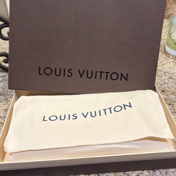 Louis Vuitton Zippy Wallet - Picture 12 of 13